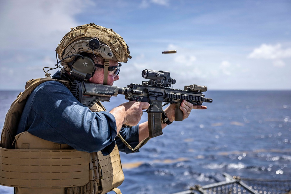 Iwo ARG Commodore and 22nd MEU Commanding Officer Participate In Live Fire Exercise