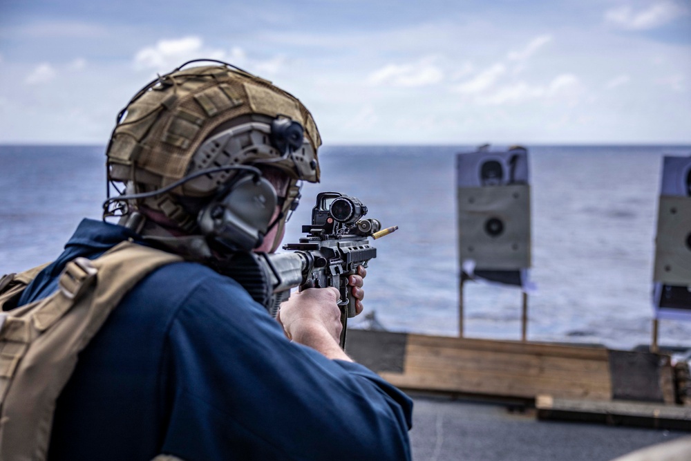 Iwo ARG Commodore and 22nd MEU Commanding Officer Participate In Live Fire Exercise