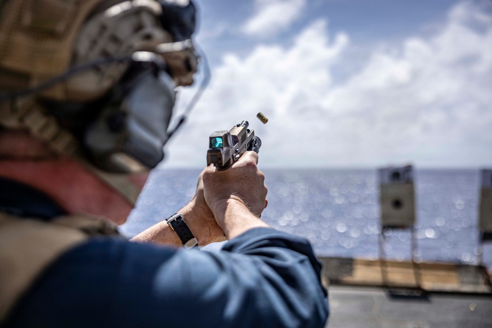 Iwo ARG Commodore and 22nd MEU Commanding Officer Participate In Live Fire Exercise