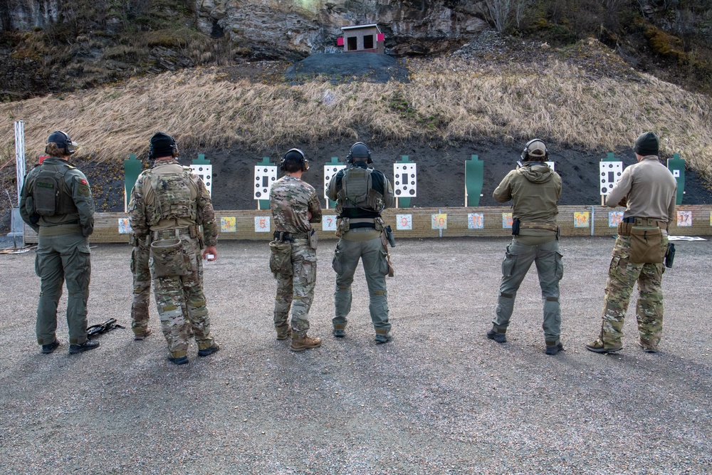 EODMU 8 and Royal Norwegian Navy conduct  Live-Fire Exercise during Bilateral Exercise
