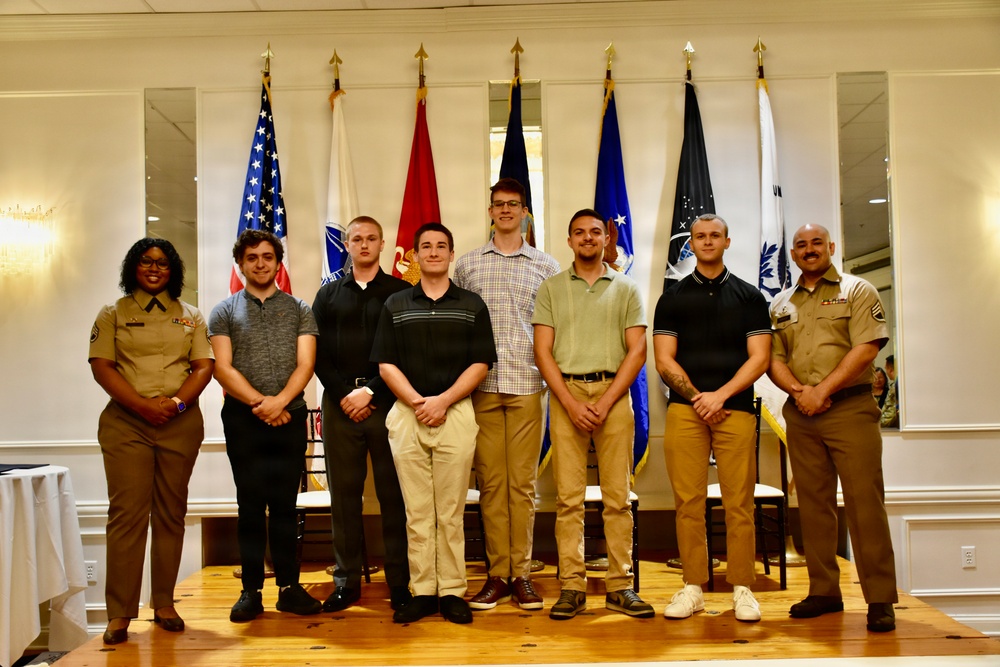 Future Soldiers pose with Harrisburg Recruiting Battalion Commander after oath ceremony