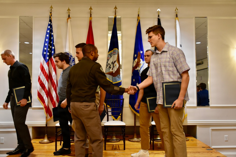 Harrisburg Recruiting Battalion Commander congratulates Future Soldiers