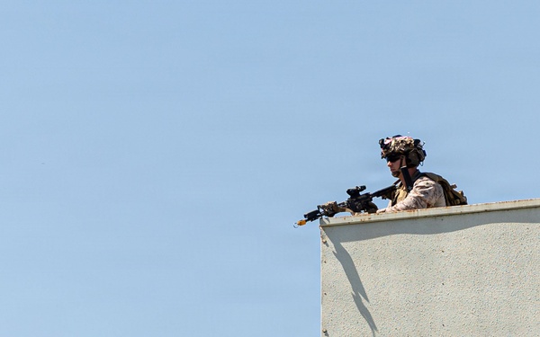 Marines with V2/5 Marines conduct EOTG Vertical Assault Course