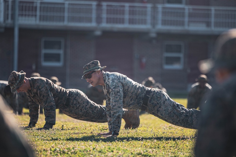 26th MEU Command Element conducts six-mile conditioning hike