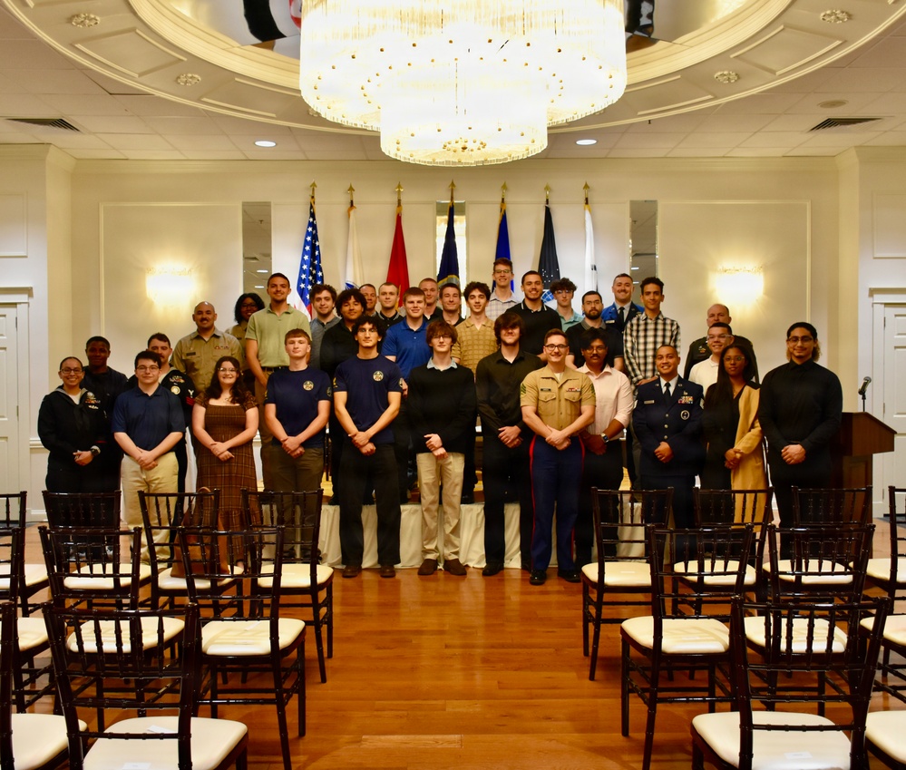 Future service memebrs unite for group photo during Military Signing Day
