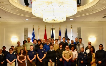 Future service memebrs unite for group photo during Military Signing Day