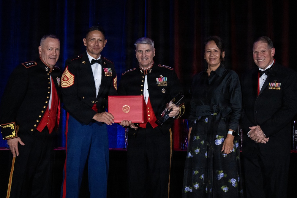 SMMC Ruiz attends Marine Corps Aviation Association awards banquet