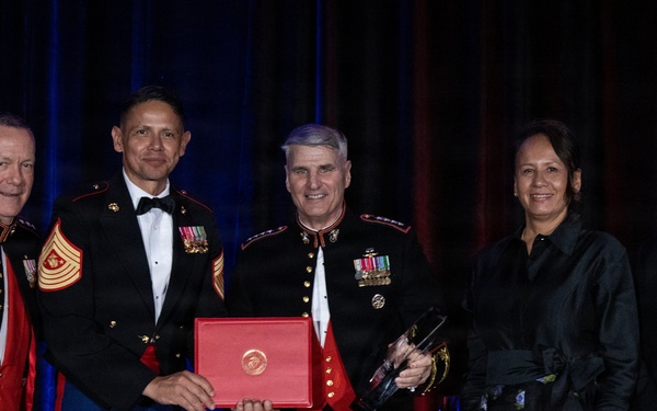 SMMC Ruiz attends Marine Corps Aviation Association awards banquet