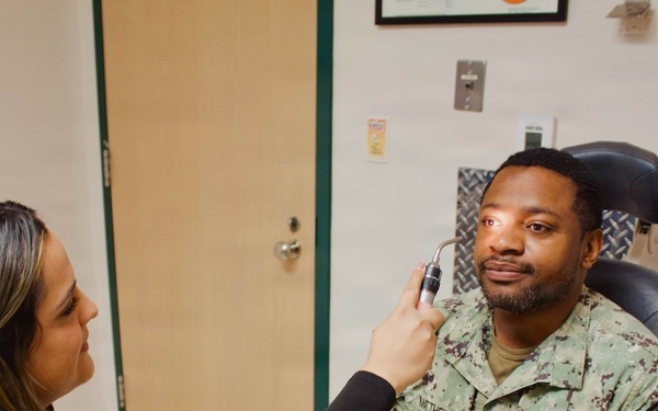 Naval Hospital Twentynine Palms hosts WesternU optometry students for clinical training
