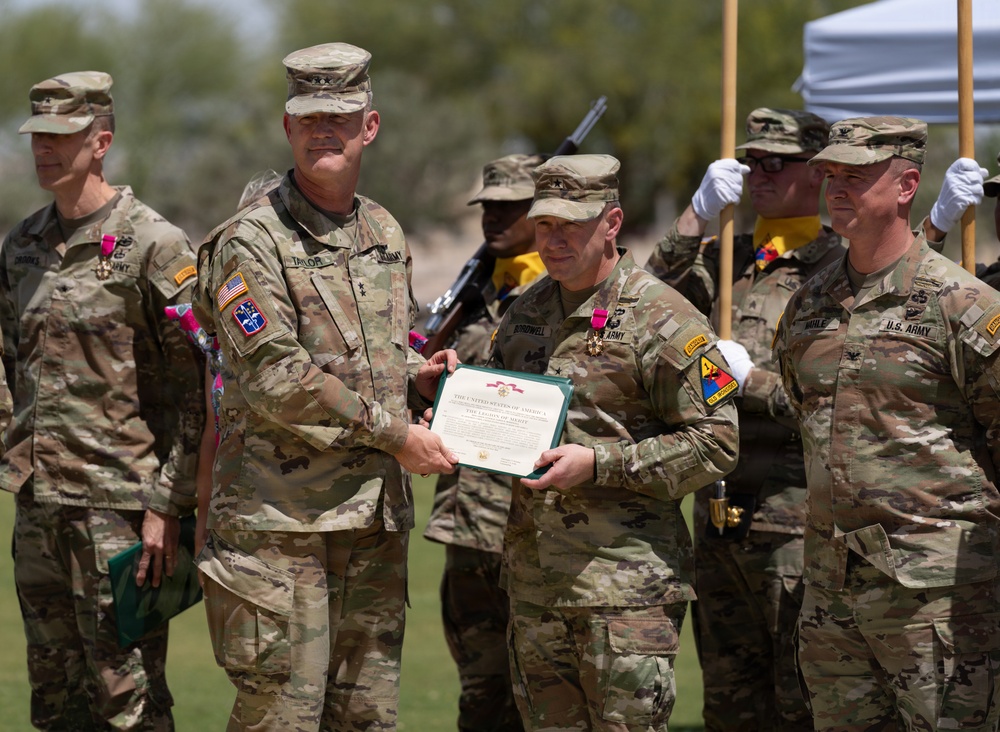 1AD Hosts a Farewell and Retreat ceremony for Division Senior Leaders and their Families