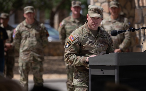 1AD Hosts a Farewell and Retreat ceremony for Division Senior Leaders and their Families
