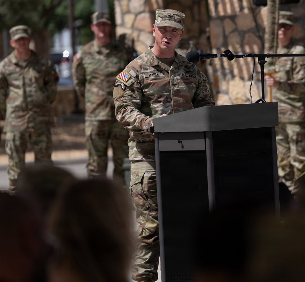 1AD Hosts a Farewell and Retreat ceremony for Division Senior Leaders and their Families
