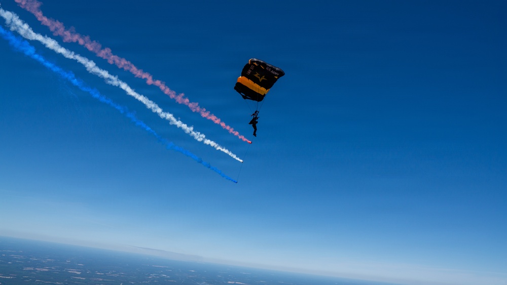 Golden Knights Perform Smoke Chain Maneuver Ahead of Freedom 250