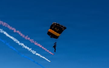 Golden Knights Perform Smoke Chain Maneuver Ahead of Freedom 250