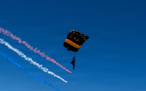 Golden Knights Perform Smoke Chain Maneuver Ahead of Freedom 250