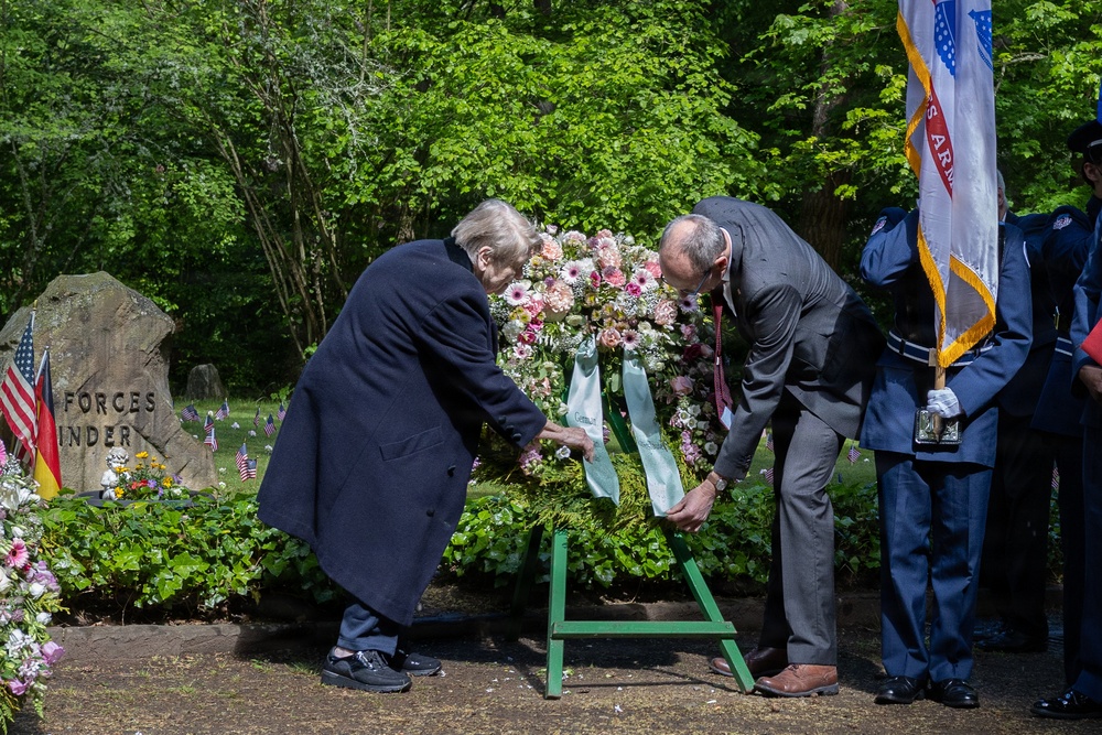 German-American community honors children buried at Kaiserslautern Kindergraves memorial