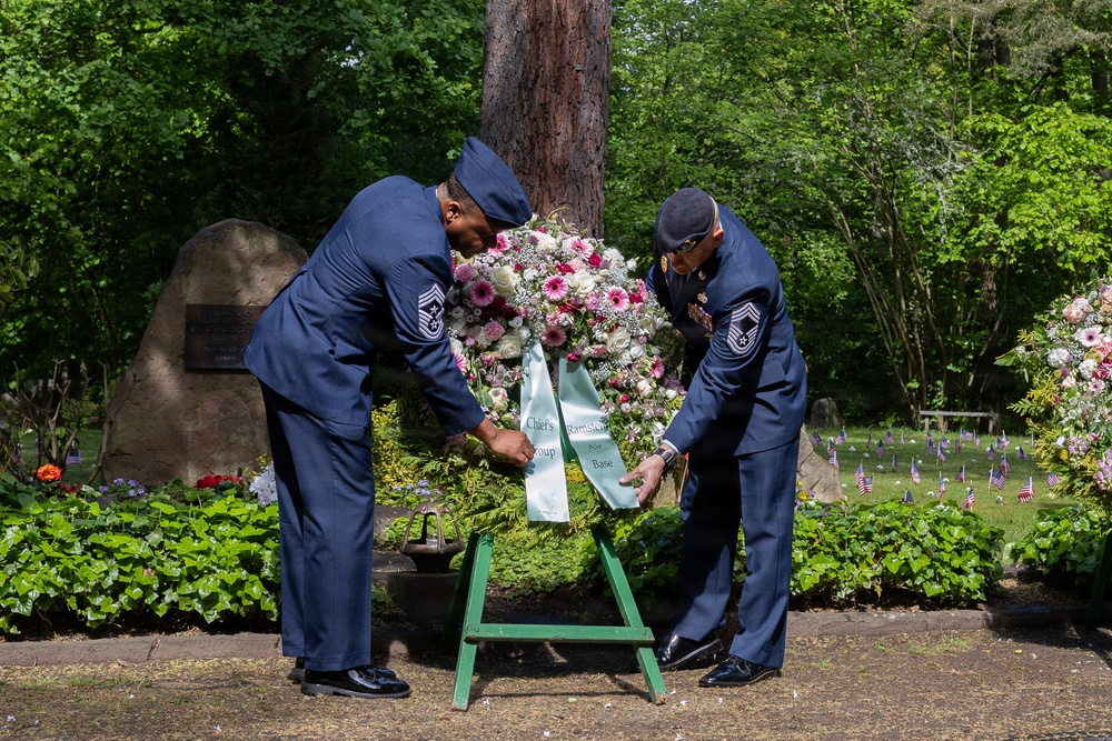 German-American community honors children buried at Kaiserslautern Kindergraves memorial