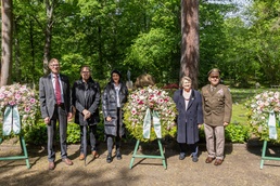 German-American community honors children buried at Kaiserslautern Kindergraves memorial