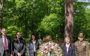 German-American community honors children buried at Kaiserslautern Kindergraves memorial