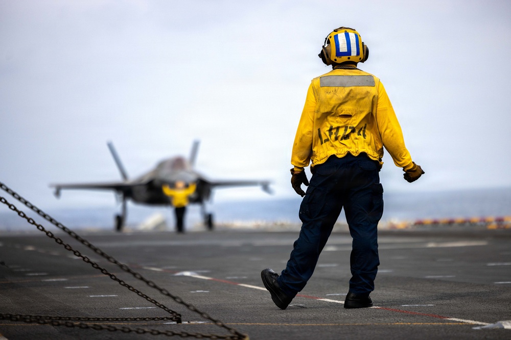 11th MEU Marines, Sailors Conduct Flight Operations Aboard USS Boxer