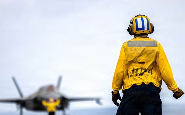 11th MEU Marines, Sailors Conduct Flight Operations Aboard USS Boxer