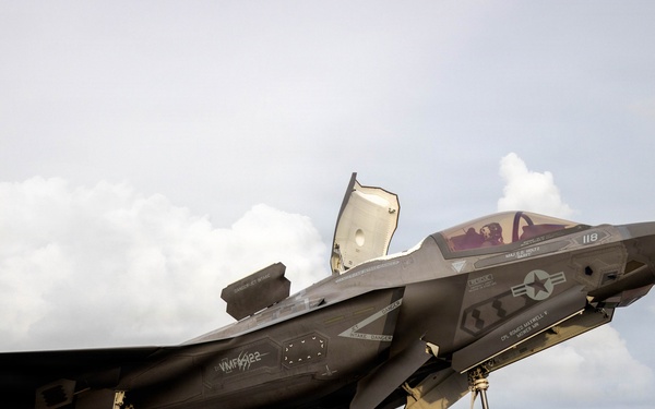 11th MEU Marines, Sailors Conduct Flight Operations Aboard USS Boxer