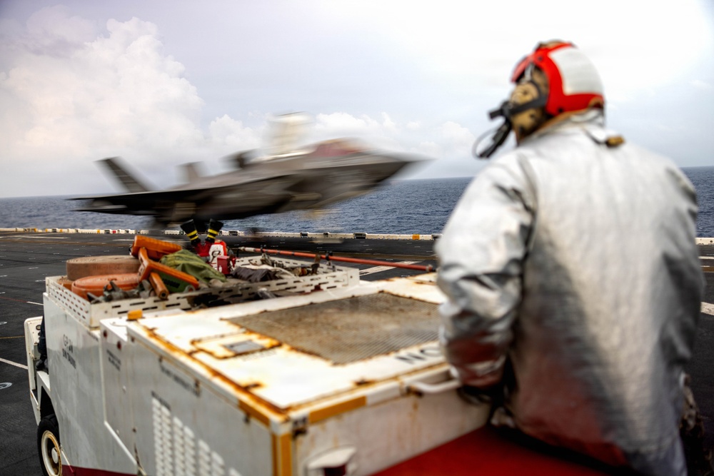 11th MEU Marines, Sailors Conduct Flight Operations Aboard USS Boxer