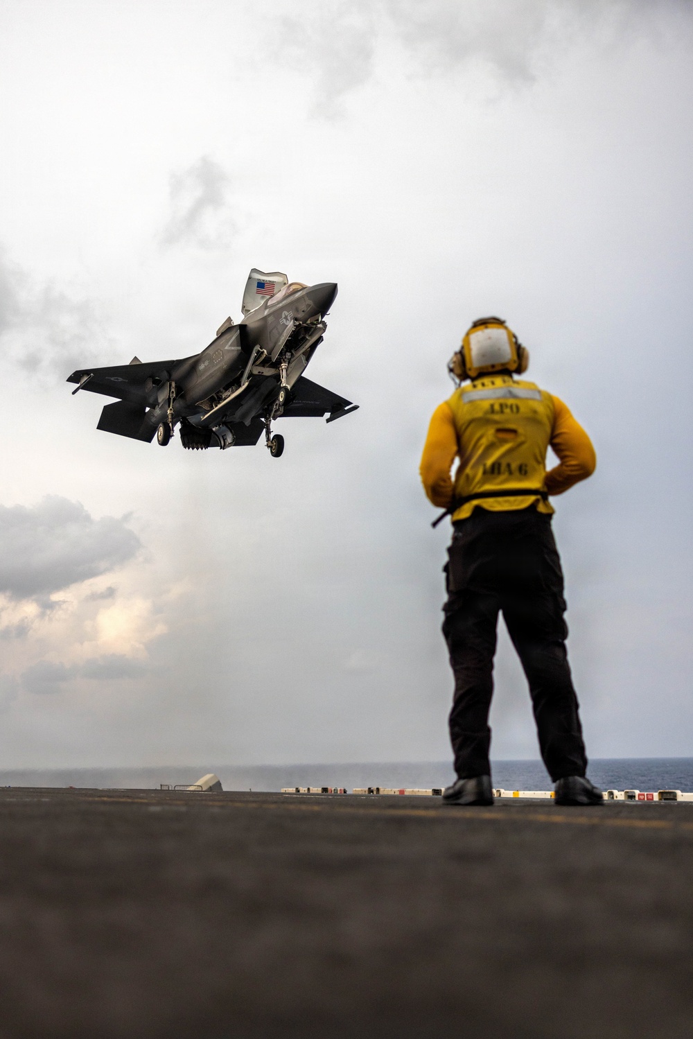11th MEU Marines, Sailors Conduct Flight Operations Aboard USS Boxer
