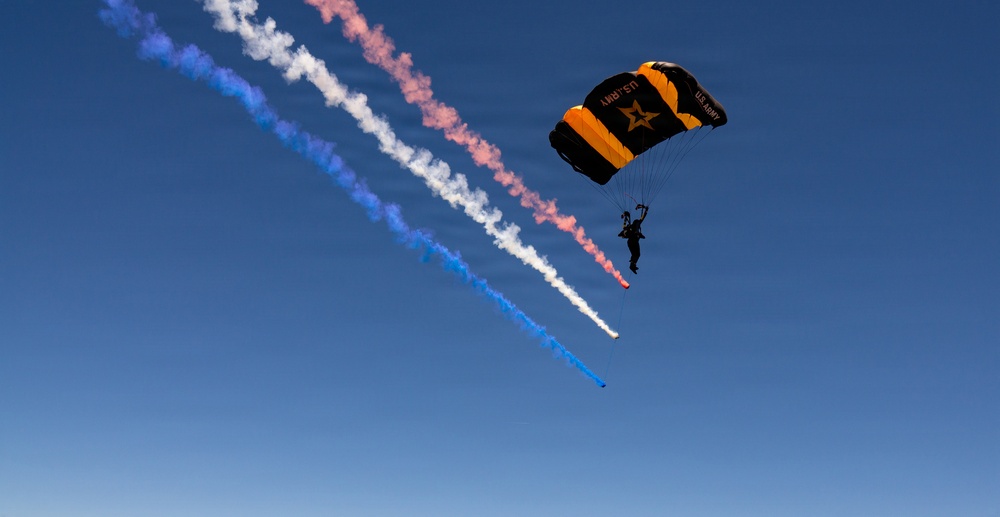 Golden Knights Perform Smoke Chain Maneuver Ahead of Freedom 250