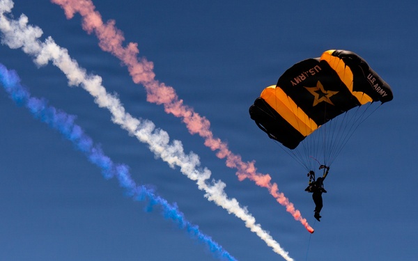 Golden Knights Perform Smoke Chain Maneuver Ahead of Freedom 250