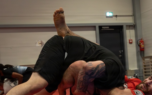 U.S. Army, Estonian Land Forces learn mixed martial arts from MMA Frontline Fighters