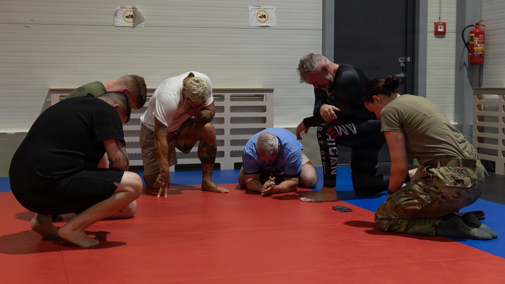 U.S. Army, Estonian Land Forces learn mixed martial arts from MMA Frontline Fighters