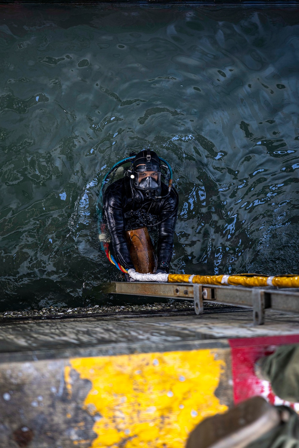 U.S. Navy Divers Conduct Maintenance on USS Iwo Jima (LHD 7)