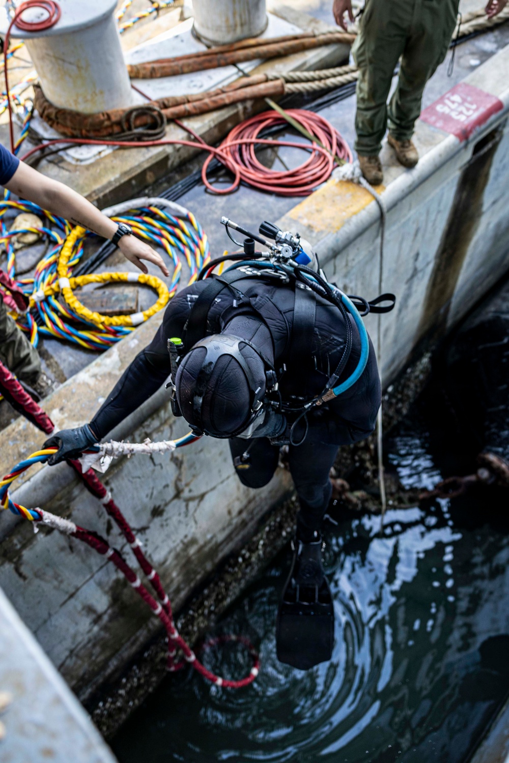 U.S. Navy Divers Conduct Maintenance on USS Iwo Jima (LHD 7)