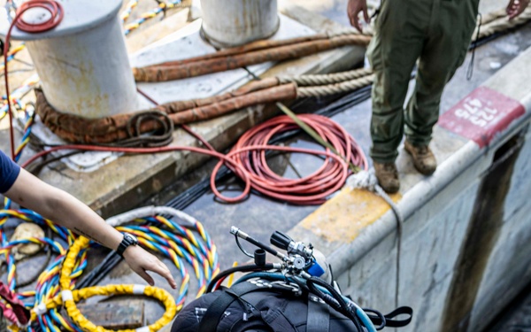 U.S. Navy Divers Conduct Maintenance on USS Iwo Jima (LHD 7)