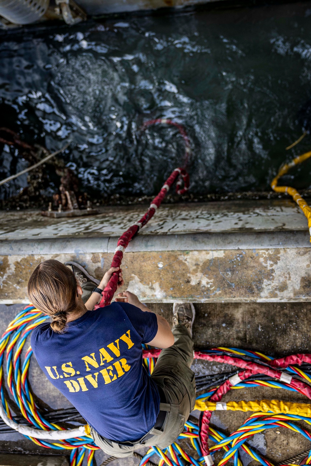 U.S. Navy Divers Conduct Maintenance on USS Iwo Jima (LHD 7)