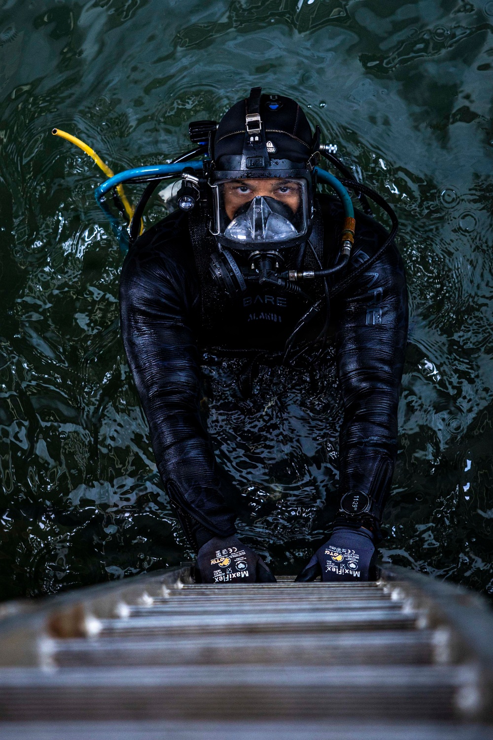 U.S. Navy Divers Conduct Maintenance on USS Iwo Jima (LHD 7)