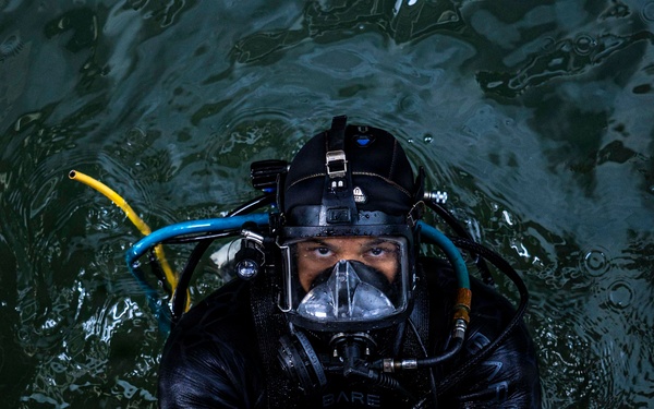 U.S. Navy Divers Conduct Maintenance on USS Iwo Jima (LHD 7)