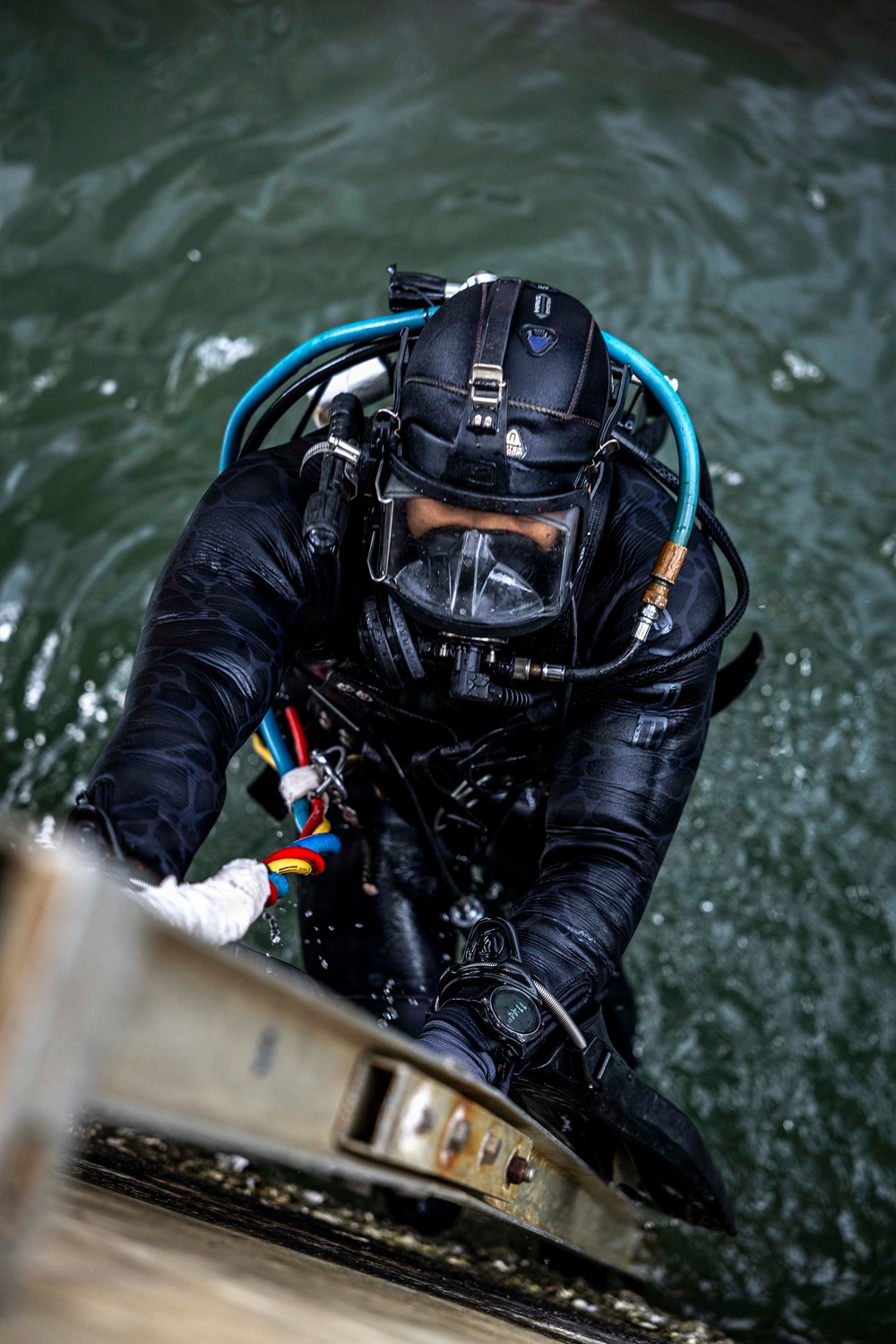 U.S. Navy Divers Conduct Maintenance on USS Iwo Jima (LHD 7)