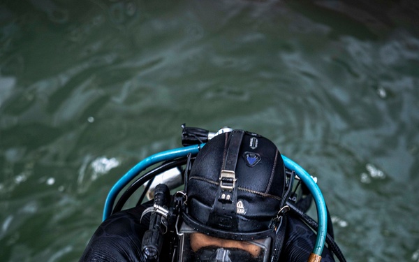 U.S. Navy Divers Conduct Maintenance on USS Iwo Jima (LHD 7)