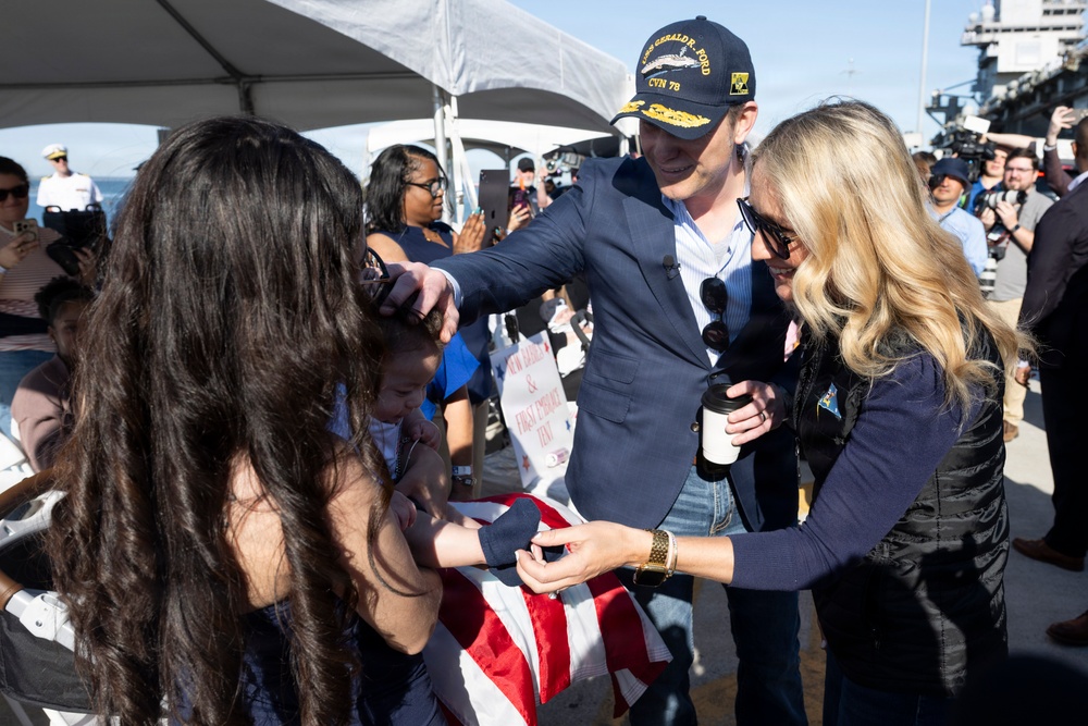 SW, Mrs. Hegseth Welcome Sailors Home