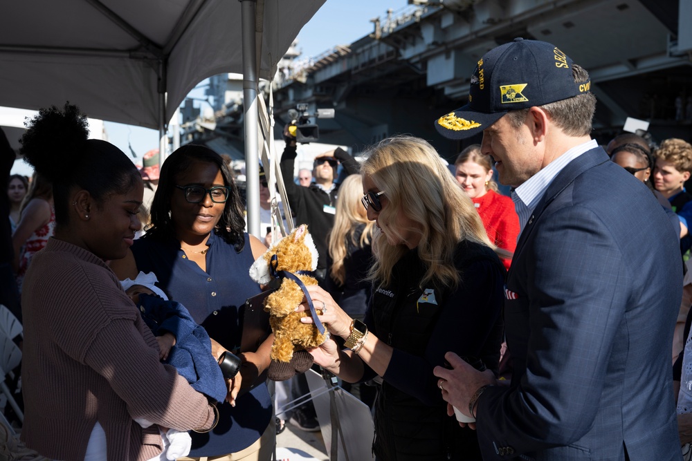 SW, Mrs. Hegseth Welcome Sailors Home