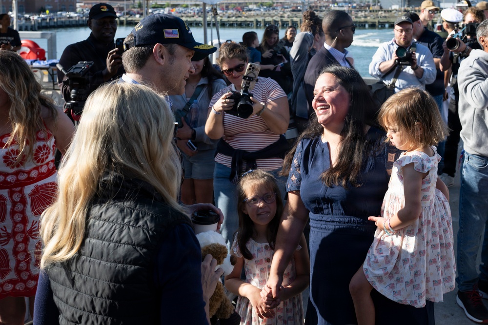 SW, Mrs. Hegseth Welcome Sailors Home