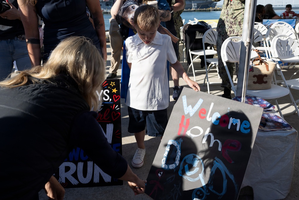 SW, Mrs. Hegseth Welcome Sailors Home