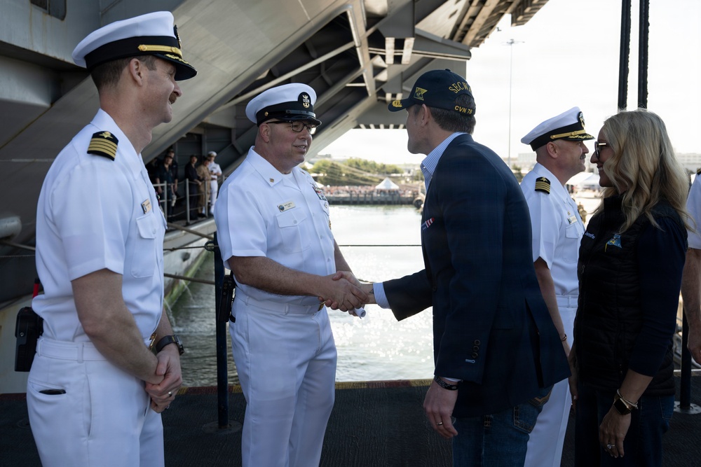 SW, Mrs. Hegseth Welcome Sailors Home