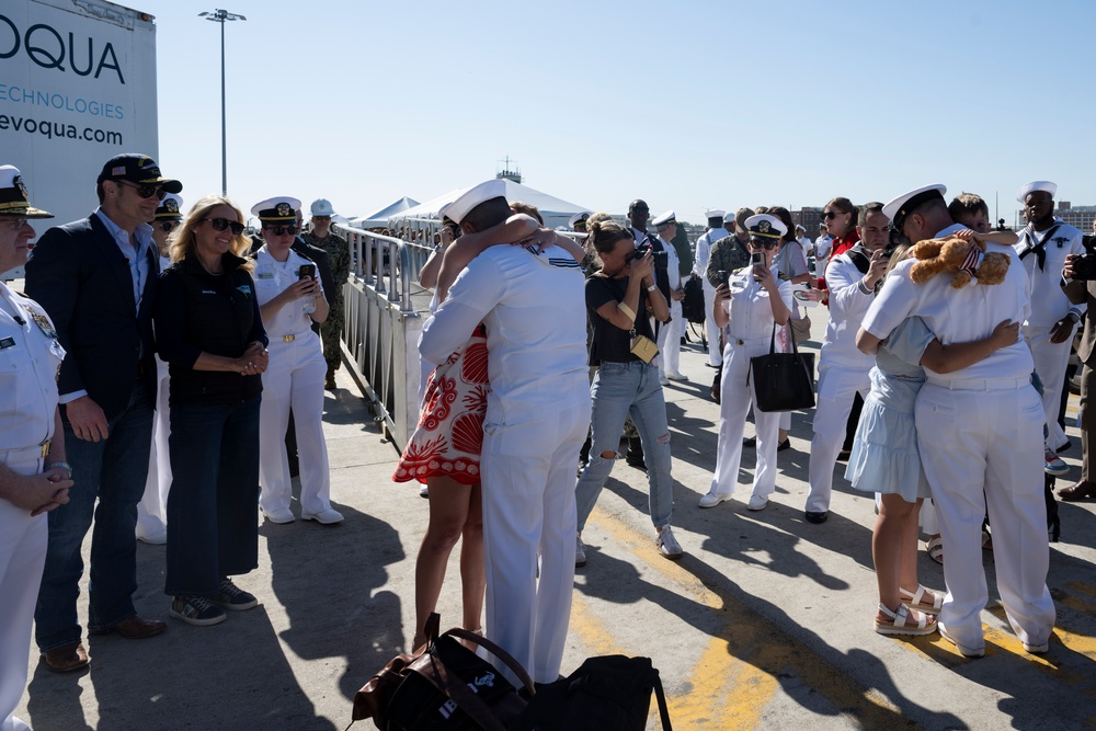 SW, Mrs. Hegseth Welcome Sailors Home