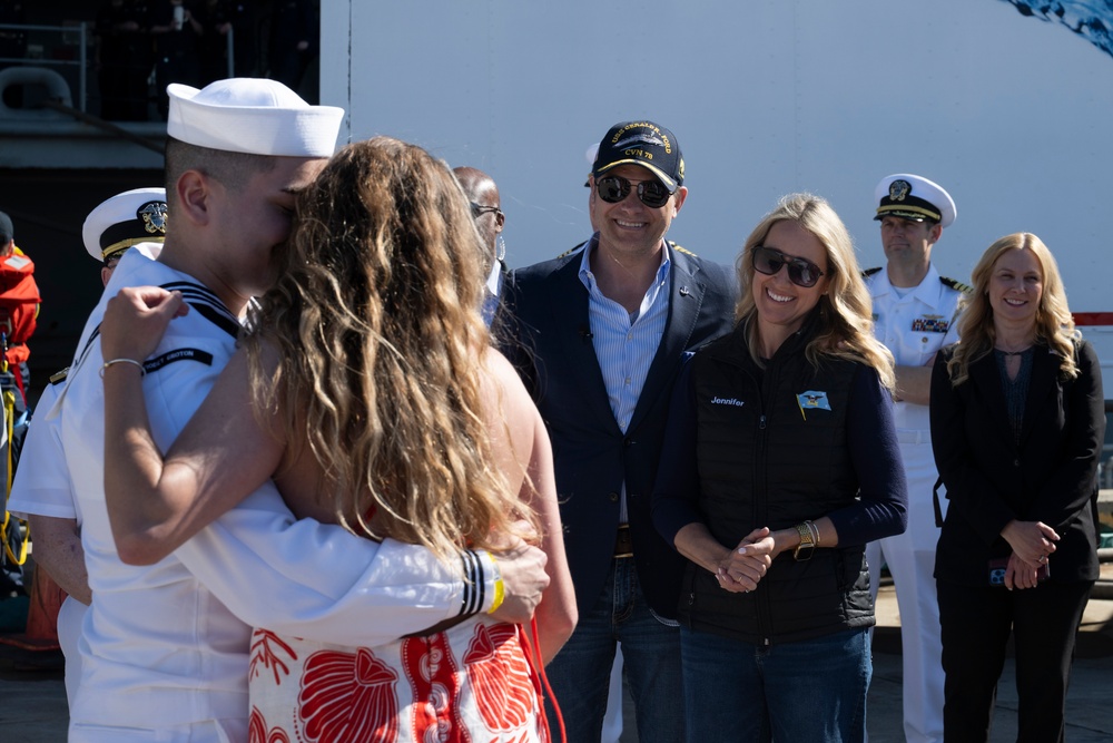 SW, Mrs. Hegseth Welcome Sailors Home