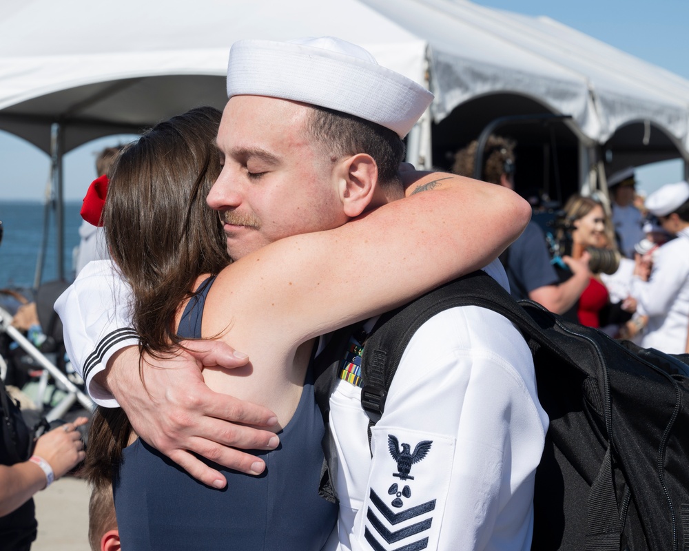 SW, Mrs. Hegseth Welcome Sailors Home
