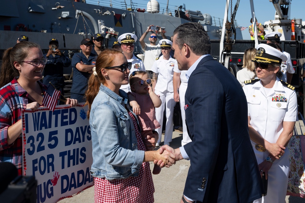 SW, Mrs. Hegseth Welcome Sailors Home