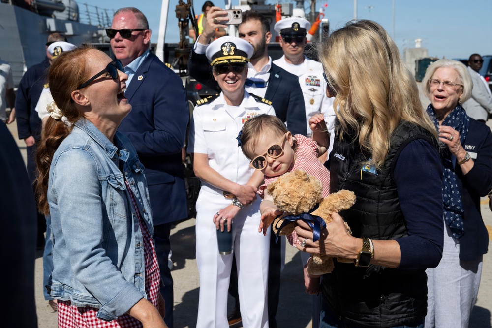 SW, Mrs. Hegseth Welcome Sailors Home